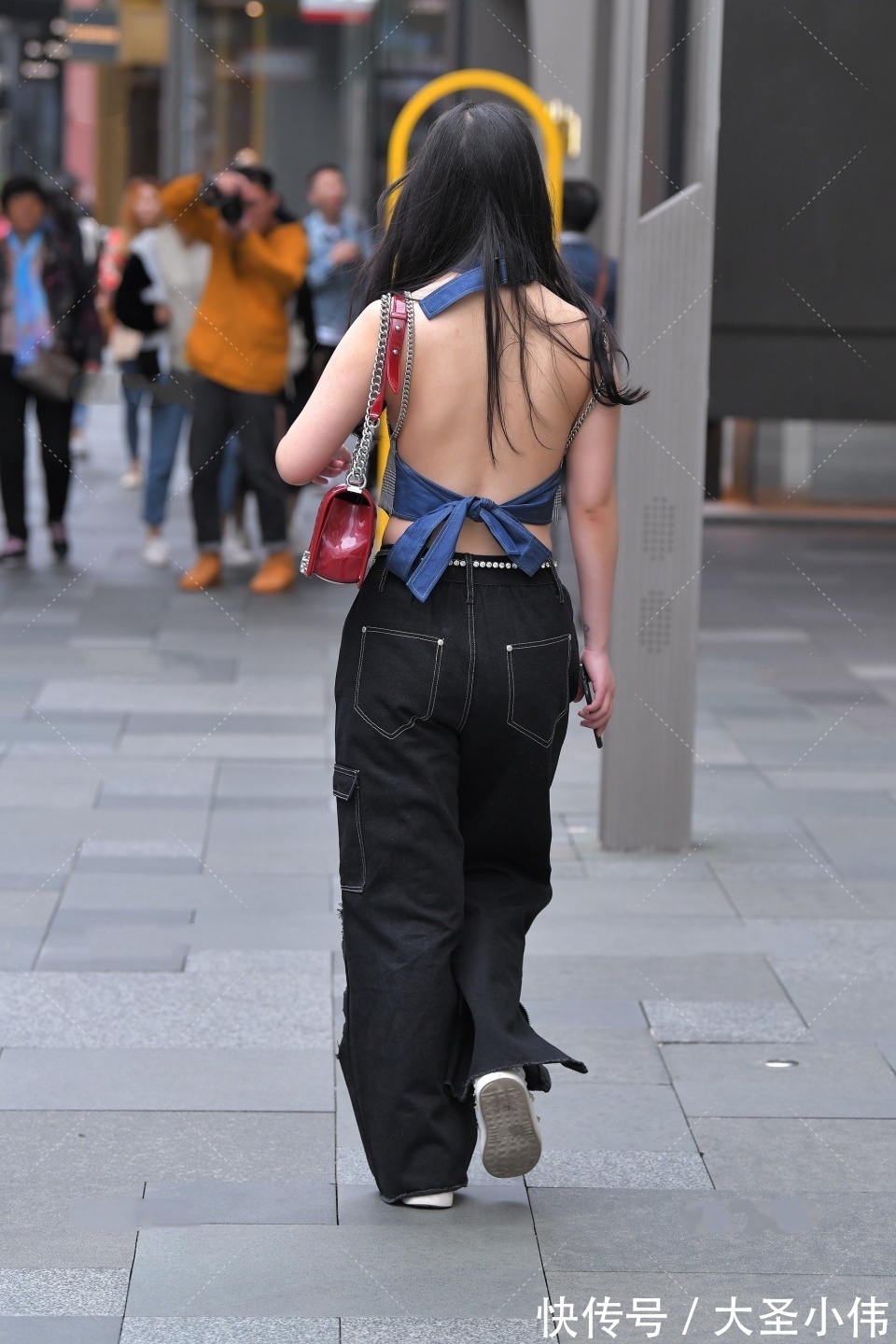 姑娘们|美女街拍:时髦抢镜的穿搭,展现出该有的活力与叛逆,这位美女今年有18岁吗