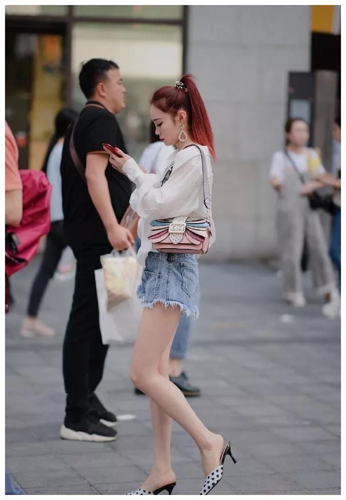 小姐姐一双透明的高跟凉鞋穿搭在脚上，让她显得特别的有魅力