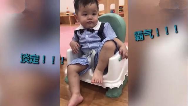 幼儿园萌娃“大佬坐姿”看其他孩子哭火了，网友娃是去监工的