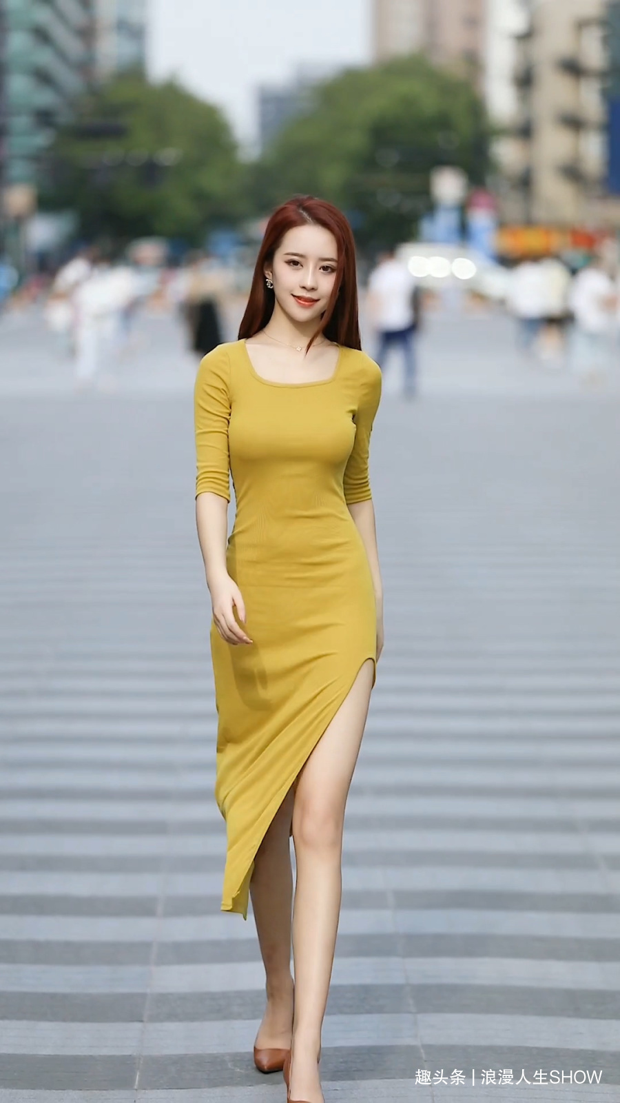 小饰品 姜黄色连衣裙搭配棕色平底鞋，简单优雅，魅力十足