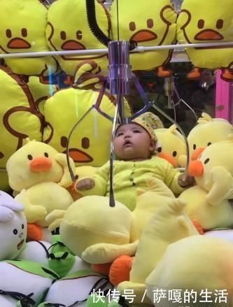 真人版“抓娃娃”火了亲爹将娃放娃娃机,娃一脸“仇视”笑翻了