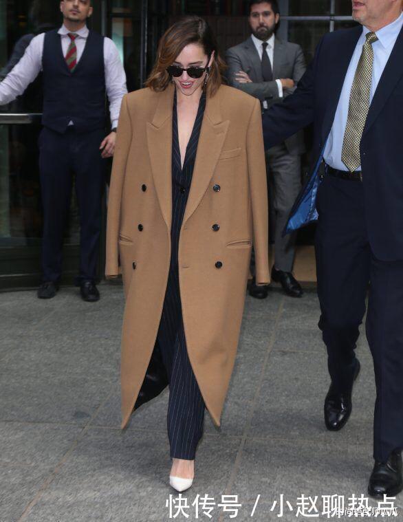 女人过了45岁，买大衣尽量避开这4种廉价色，俗气显老谁穿谁丑