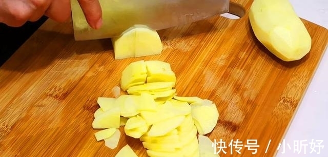 番茄|土豆新吃法,加西红柿一起炒,色泽红润,入口绵软吃不厌