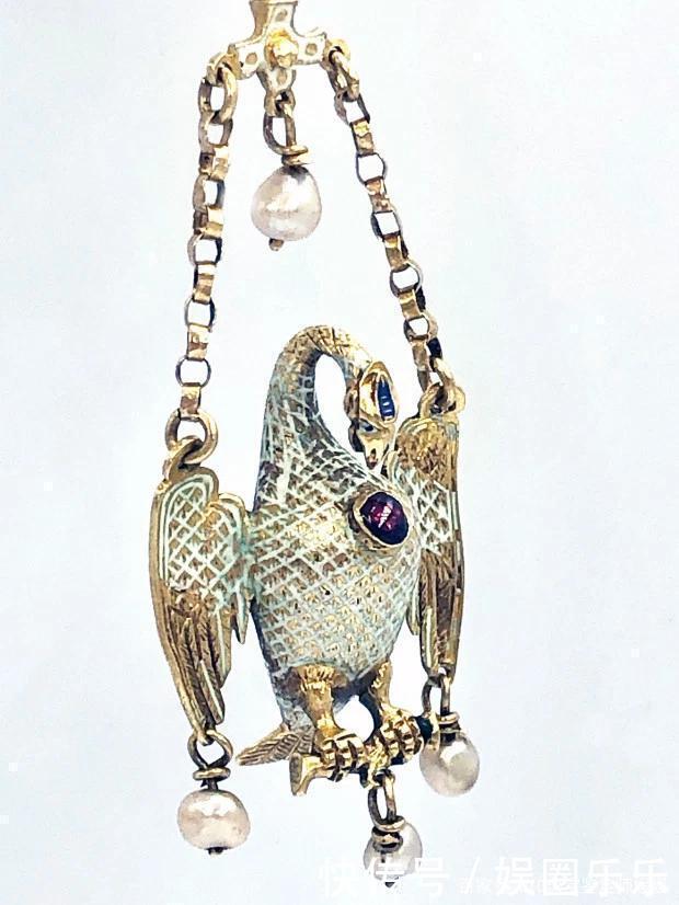 平凡家庭的一位老太去世,30件百年珠宝惊艳现世,令人十分震惊