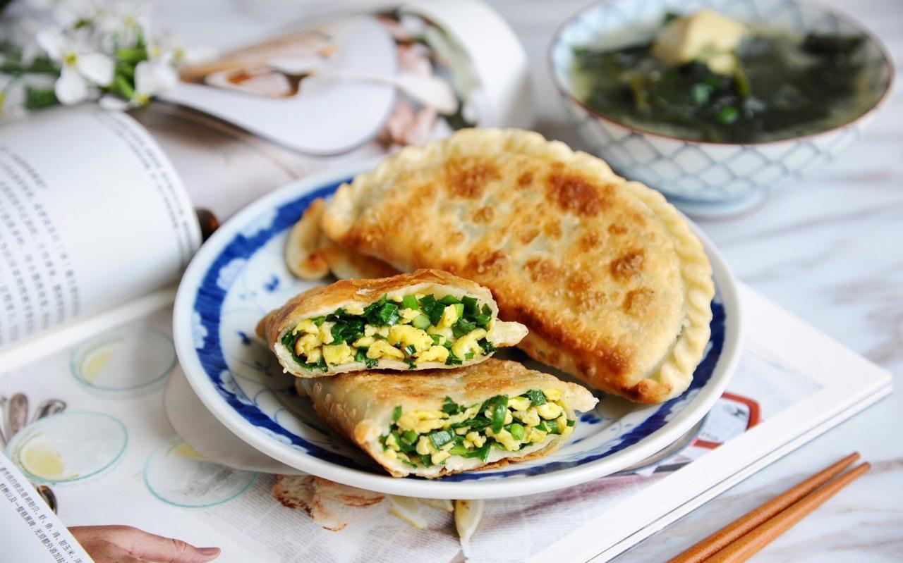 家常韭菜盒子，包皮大馅又软又香，鲜美可口，吃了还想在吃