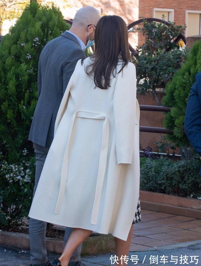 穿搭 莱蒂齐亚王后“萝卜裙”穿出新花样，搭配白色简洁大衣尽显好气质！