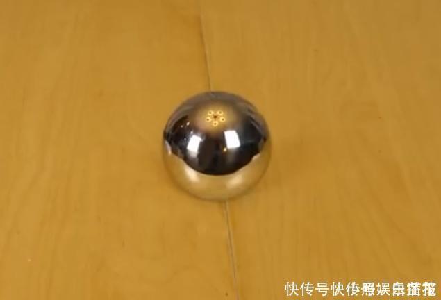 男子 四维世界到底是什么样子?男子用一个球来演示,开始怀疑人生了
