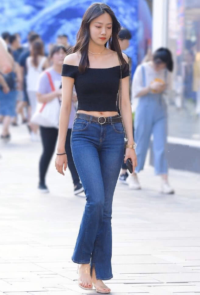 双腿 美女穿紧身牛仔裤的装扮,显得大方美丽,有种清新靓丽的时尚气质