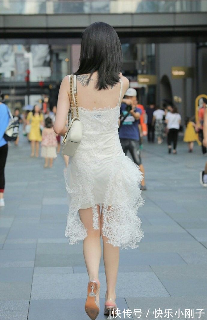 绣花 白色的蕾丝绣花连衣裙,不仅美的精致更是优雅美丽,舒适又清新