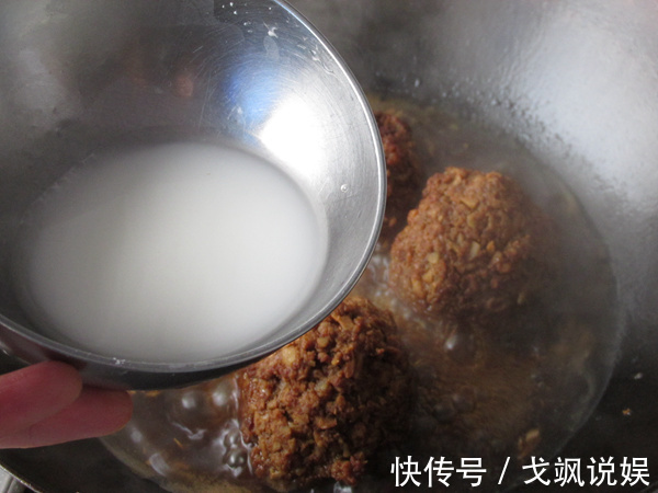 在家这样做狮子头,肉质鲜嫩有营养,隔三差五做,简单易学又下饭