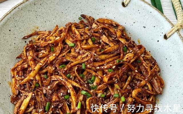 杏鲍菇最近火了，出锅香辣味美，做法简单，比辣条还好吃！