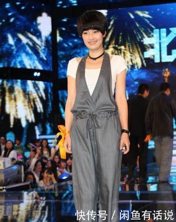 白t|马伊琍果然是清流，白T领口都变形成这样还穿，配背带裤还挺时髦