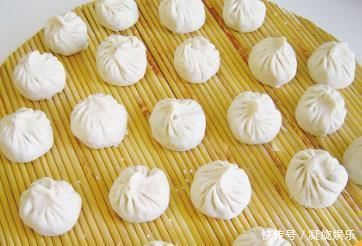 用这菜包包子,花不了几块钱,比纯肉的还好吃,隔几天就要蒸一锅