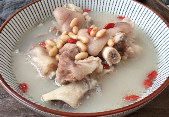 猪骨汤还是牛骨汤，最忌讳直接放热水，想要美味，必须多加一步