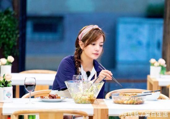 赵薇出道时的照片,美貌挡都挡不住,网友