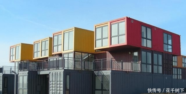 装配式建筑|谁还用水泥钢筋盖房，费钱！只要有块地，不用请工人就可以建别墅！