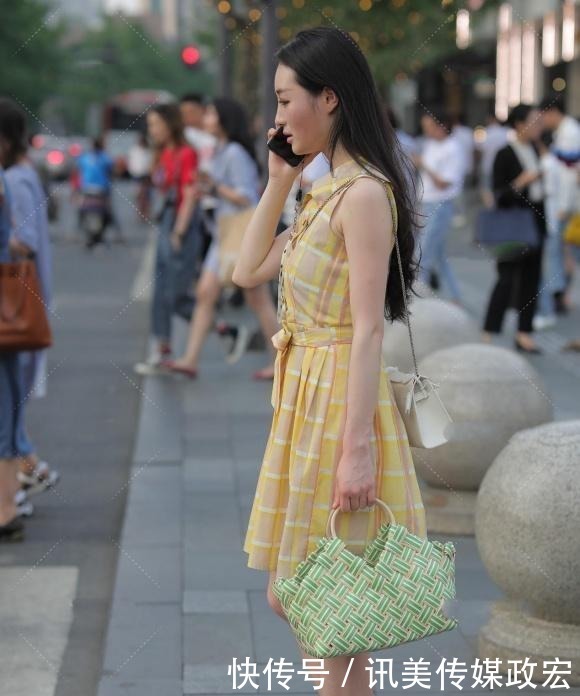 简约自然的连衣裙让你穿出年轻自信,呈现帅气街头风