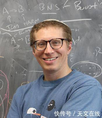 宇宙的舞蹈！看两颗黑洞在苍穹间共舞，着实的壮观