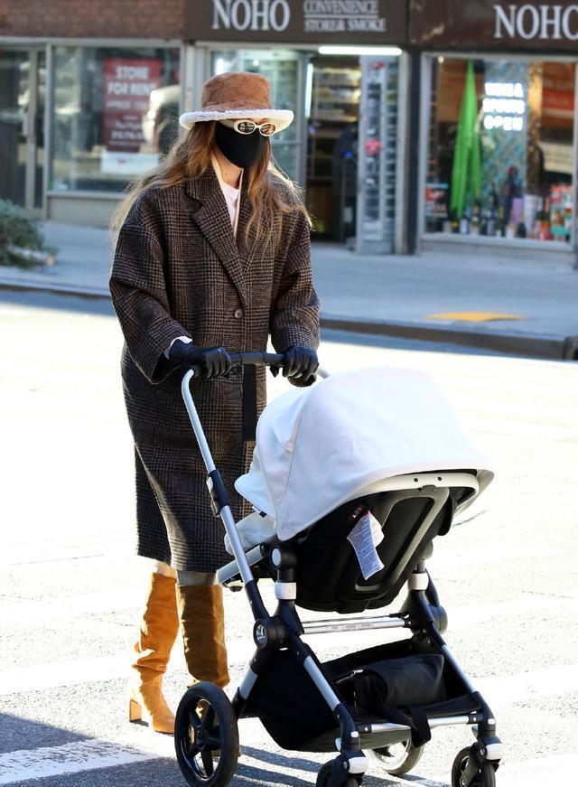 吉吉哈迪德穿时尚大衣戴小圆帽推儿童车带娃, 很有高贵潇洒范
