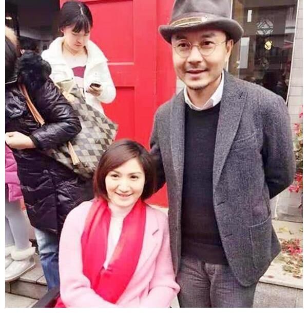 她最有可能成为“湖南台一姐”,突然全身瘫痪,靠坐轮椅生活