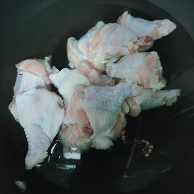 煎豆腐卤鸡翅根，豆腐吸饱了汤汁，满屋子都是香味