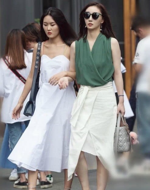 街拍|街拍:小姐姐非常讨巧的一种穿搭,清新又有韵味,彰显娇俏魅力