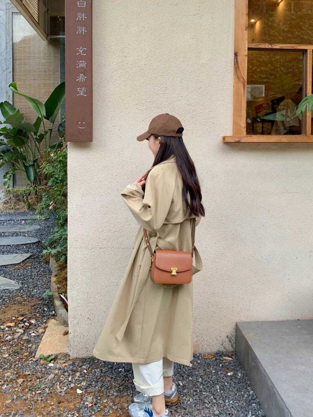 风衣|40+女人如何穿衣显年轻?大衣搭配半身裙,让你整个秋冬高级时髦