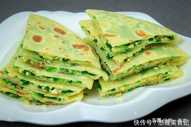 韭菜煎饼这做法就是好,香嫩可口,我隔三差五都给家人做着吃