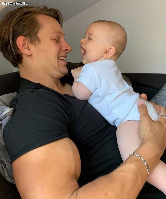 胸肌|臂围45cm,二头肌似小山包的猛汉奶爸,还自带肌肉抽筋绝活
