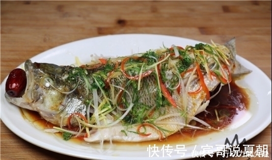 清蒸鲈鱼|做清蒸鱼，放盐和料酒就外行了！看20年专业大厨操作，不腥不柴