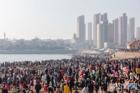 青岛：春节海边 人山人海