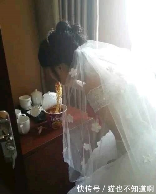 |搞笑图片幽默段子笑话:很明显这只鸡蛋并不想被下锅,哈哈