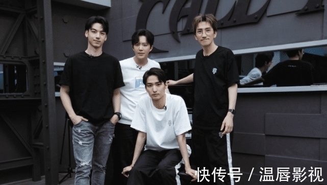 披荆斩棘的哥哥|《披荆斩棘》成团夜改为录播,张艺兴有望加盟,还有神秘嘉宾出席