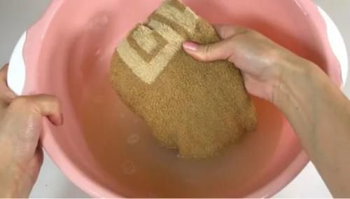 不管毛巾多脏多黄,在水里滴几滴,洗完的毛巾又软又干净