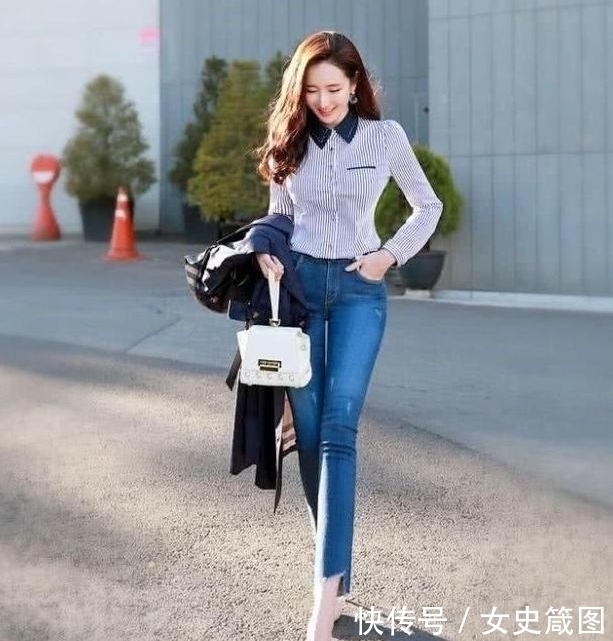 街拍:穿紧身牛仔裤的姑娘,气质阳光,令人难忘!