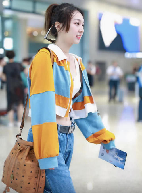 强东玥真是“元气少女”,白色露脐装配短款外套秀蛮腰,活力十足