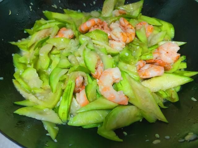 微红|丝瓜和大虾是绝配，三伏天要多吃，清凉祛暑热，安然度过夏天