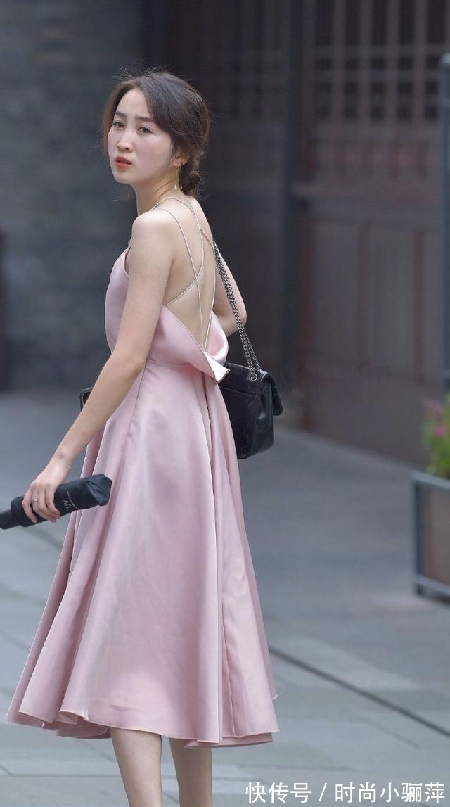 女孩 胯宽腿粗的女孩怎么穿搭?只需一件吊带连衣裙,便可秀出女神范儿
