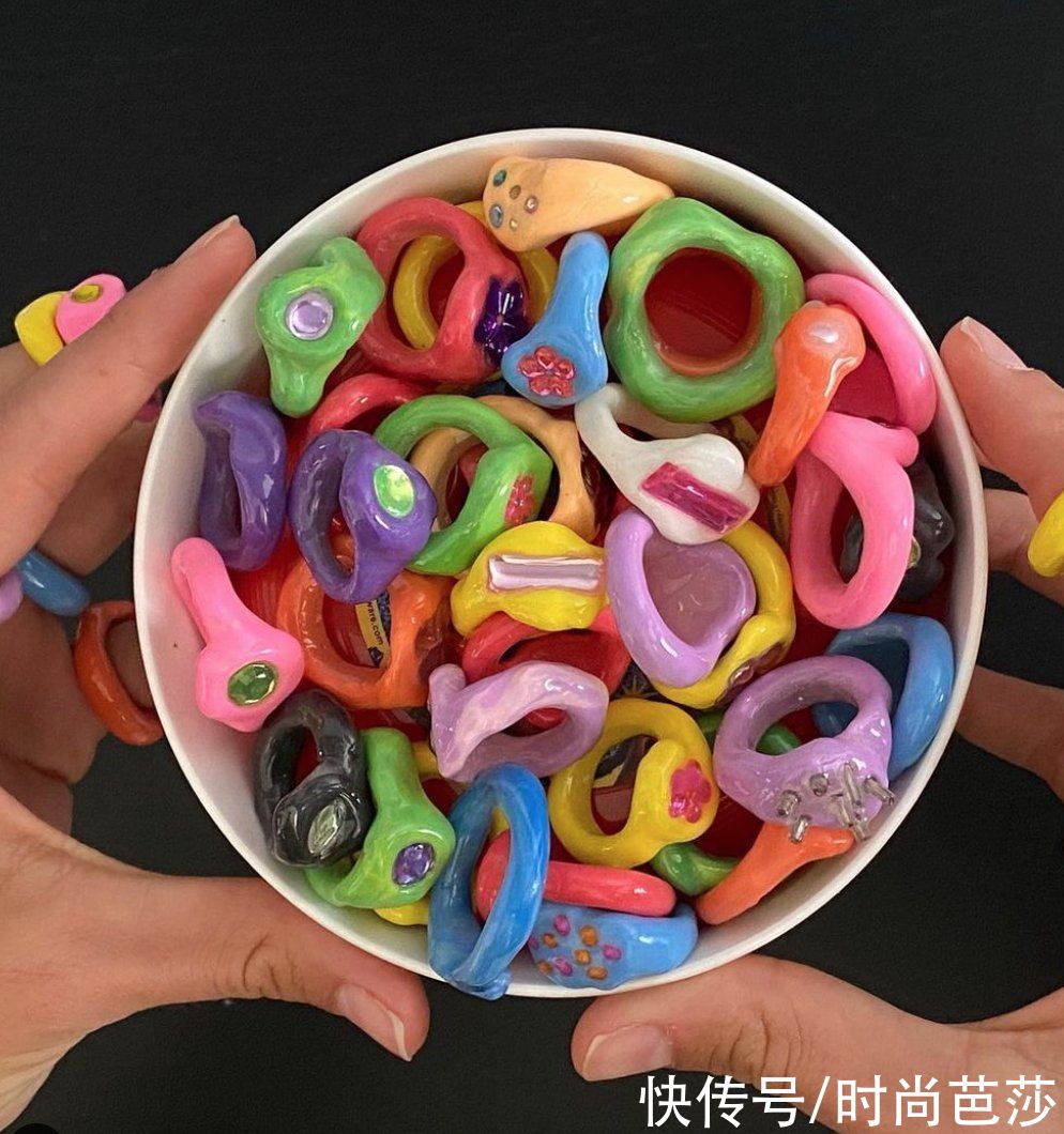 看到Jennie晒手上的戒指，终于找到原因了