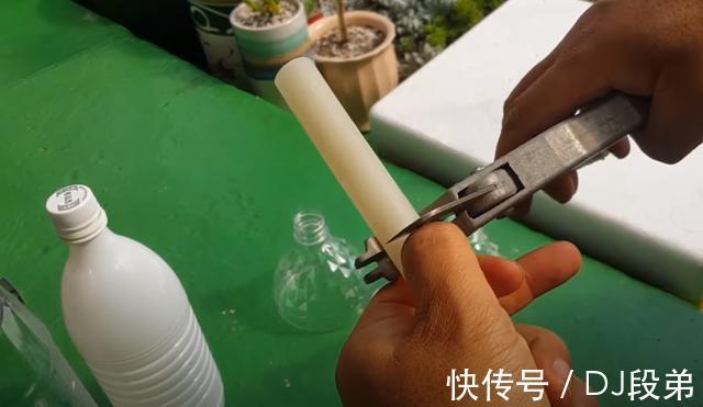 瓶口|攒了1个月的塑料瓶,瓶口朝下一个扣一个,用来扦插多肉,生根快