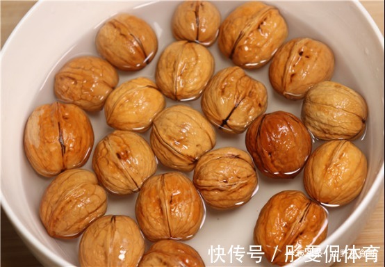 把核桃放锅里蒸一蒸，想不到太厉害了，很多人不知道，省钱又实用