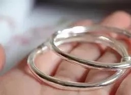 钢印|孩子满月时2000块买的银饰，没多久就氧化发黄？