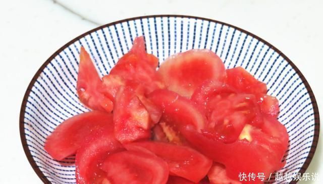 老公晚餐一人在家吃,煮一锅蔬菜香喷喷,我吃过饭还跟着吃了不少