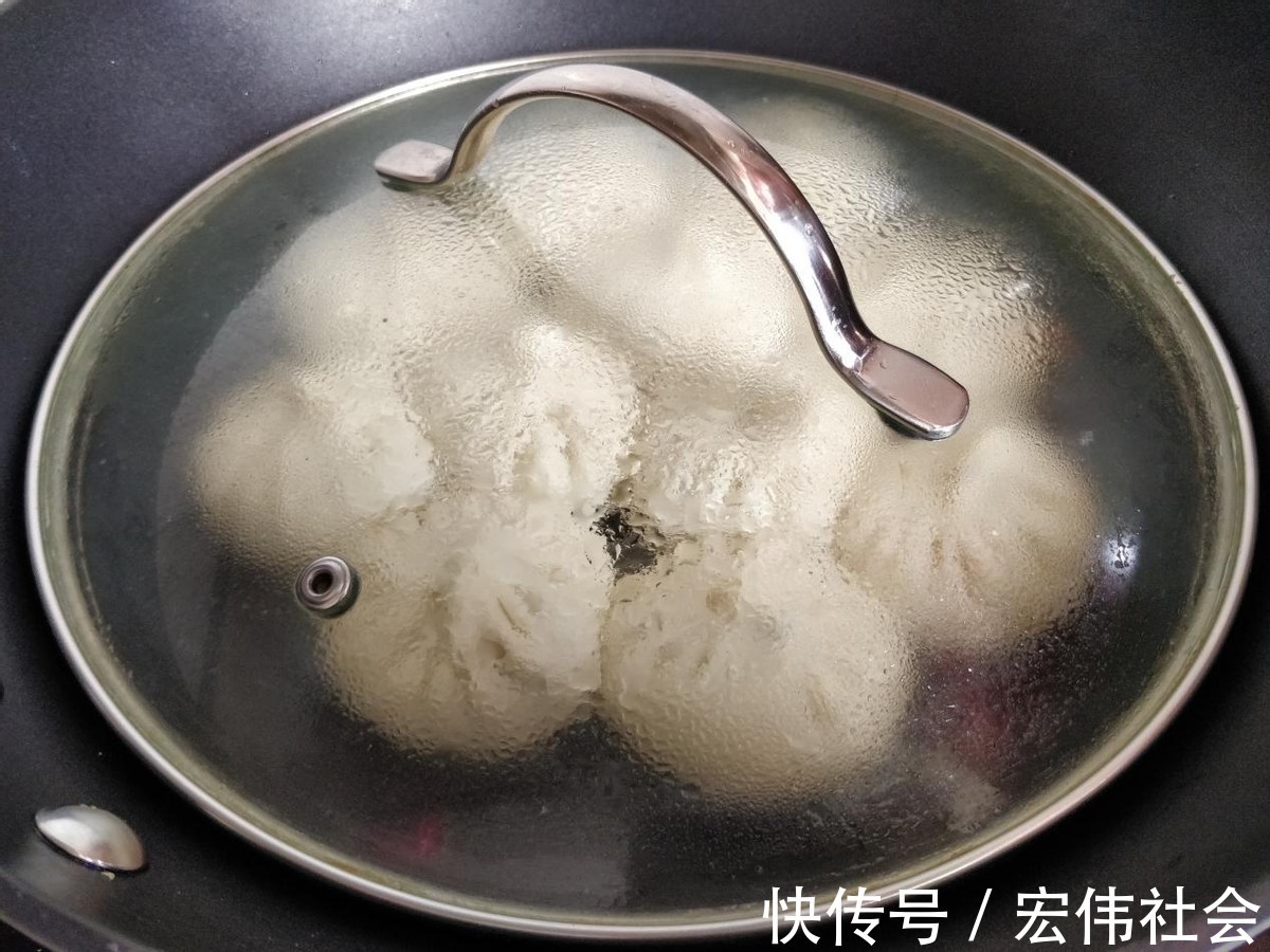 面饼|白菜猪肉水煎包，连吃一盘不过瘾，早餐不用出去吃了