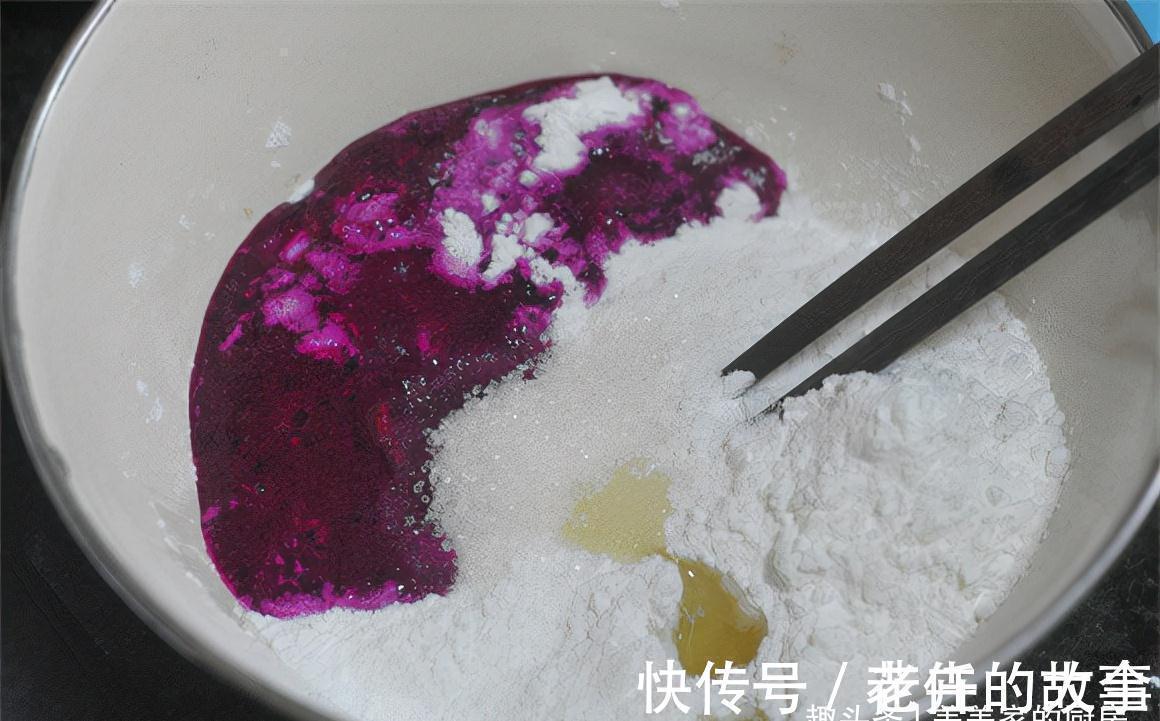 火龙果糍|便秘长痘反反复复?秋天该吃此物!搓一搓撒点粉,香甜软糯好解馋