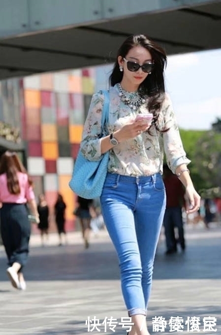 美女的优雅穿搭,牛仔裤展示秀丽身材,时尚可人充满精致感