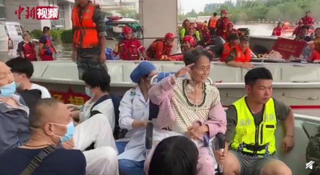 营救|泪目！郑州阜外华中医院转运现场，被送上船只的一位老奶奶向营救官兵敬礼