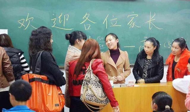 抬不|去参加家长会,穿衣打扮不能小觑!这三种父母会让娃“抬不起头”