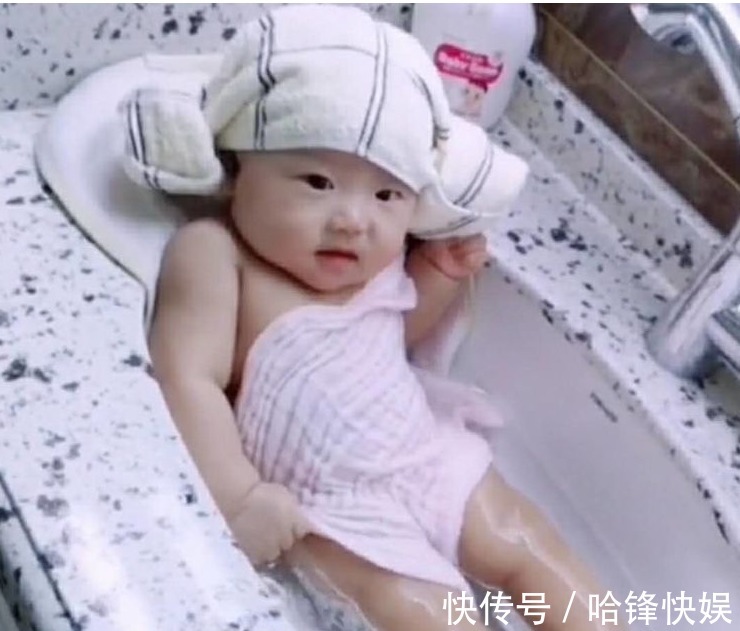 女儿|宝妈将8个月女儿丢给孩子爸,爸爸发来几张照片,宝妈直接笑喷了