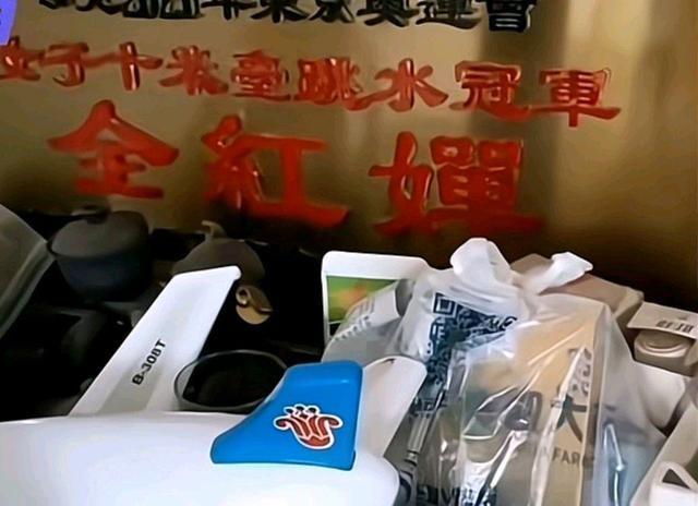 红姐|全红婵家摆设朴素!墙上就贴了3张冠军图,红姐的奖牌被丢在角落